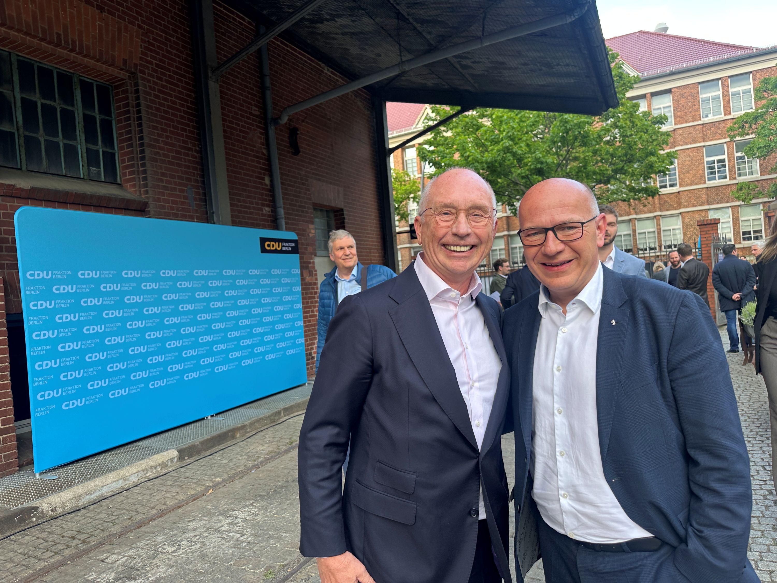 BERLINboxx-Verleger Frank Schmeichel mit Berlins Regierendem Bürgermeister Kai Wegner beim Jahresempfang der CDU Fraktion Berlin nach dem Tag der Immobilienwirtschaft 2026 | BERLINboxx